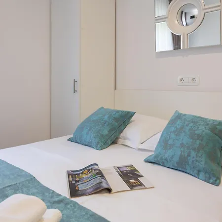 Beachfront Providenca With Free Parking Apartmán Makarská