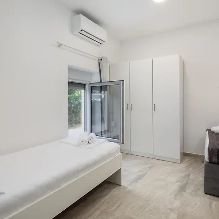 Beachfront Providenca With Free Parking Apartament *