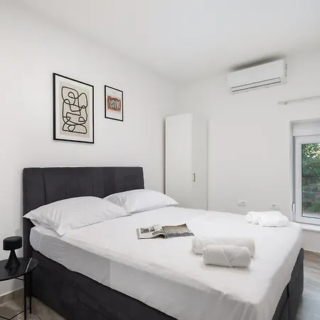 Beachfront Providenca With Free Parking Apartament