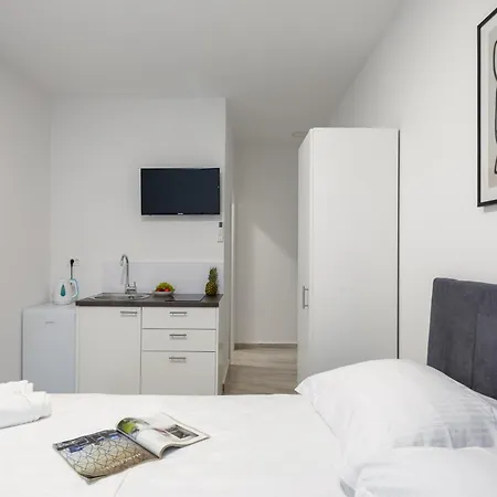 Beachfront Providenca With Free Parking Apartament *