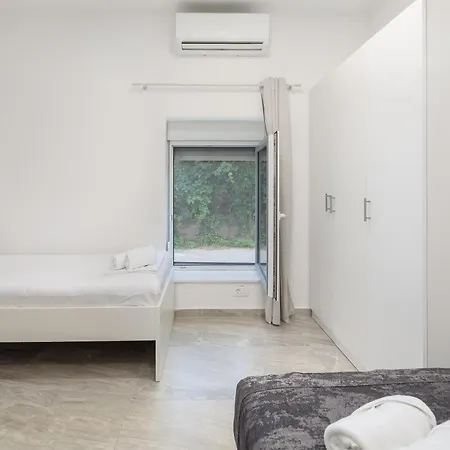 Beachfront Providenca With Free Parking Apartament