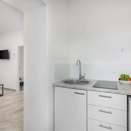 Beachfront Providenca With Free Parking Apartament