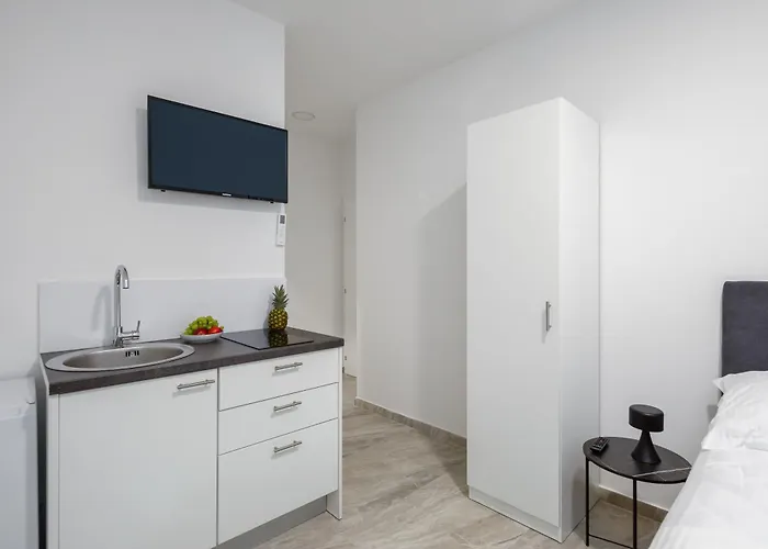 Beachfront Providenca With Free Parking Daire Makarska