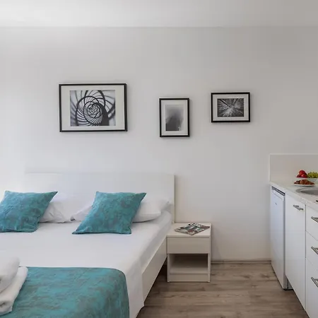 Beachfront Providenca With Free Parking דירה מאקרסקה