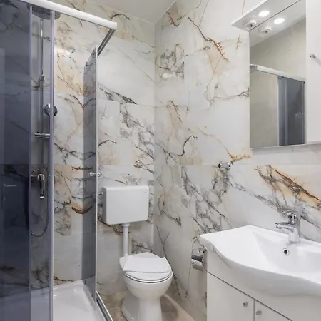 Beachfront Providenca With Free Parking מאקרסקה