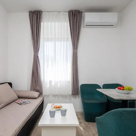 Beachfront Providenca With Free Parking דירה מאקרסקה