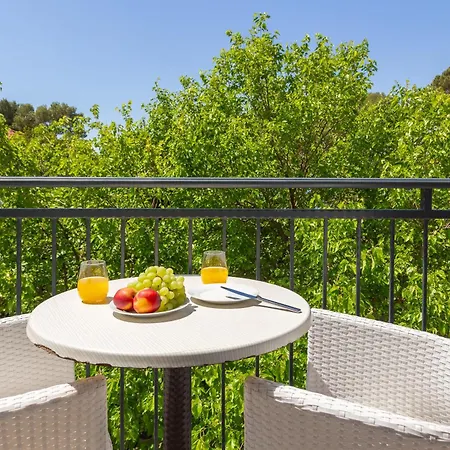 Beachfront Providenca With Free Parking דירה