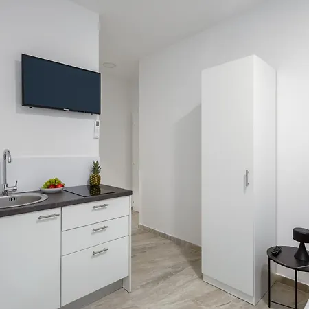 Beachfront Providenca With Free Parking דירה מאקרסקה